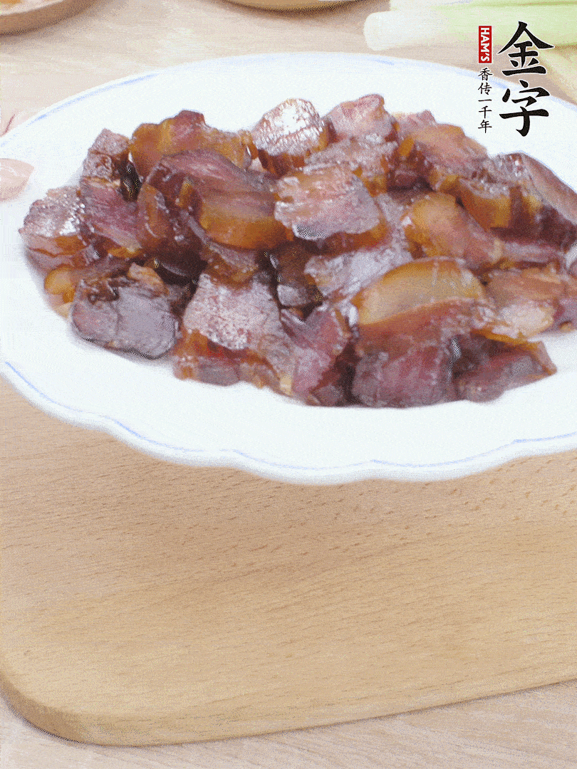 金字醬油肉水煮15分鐘，切薄片。