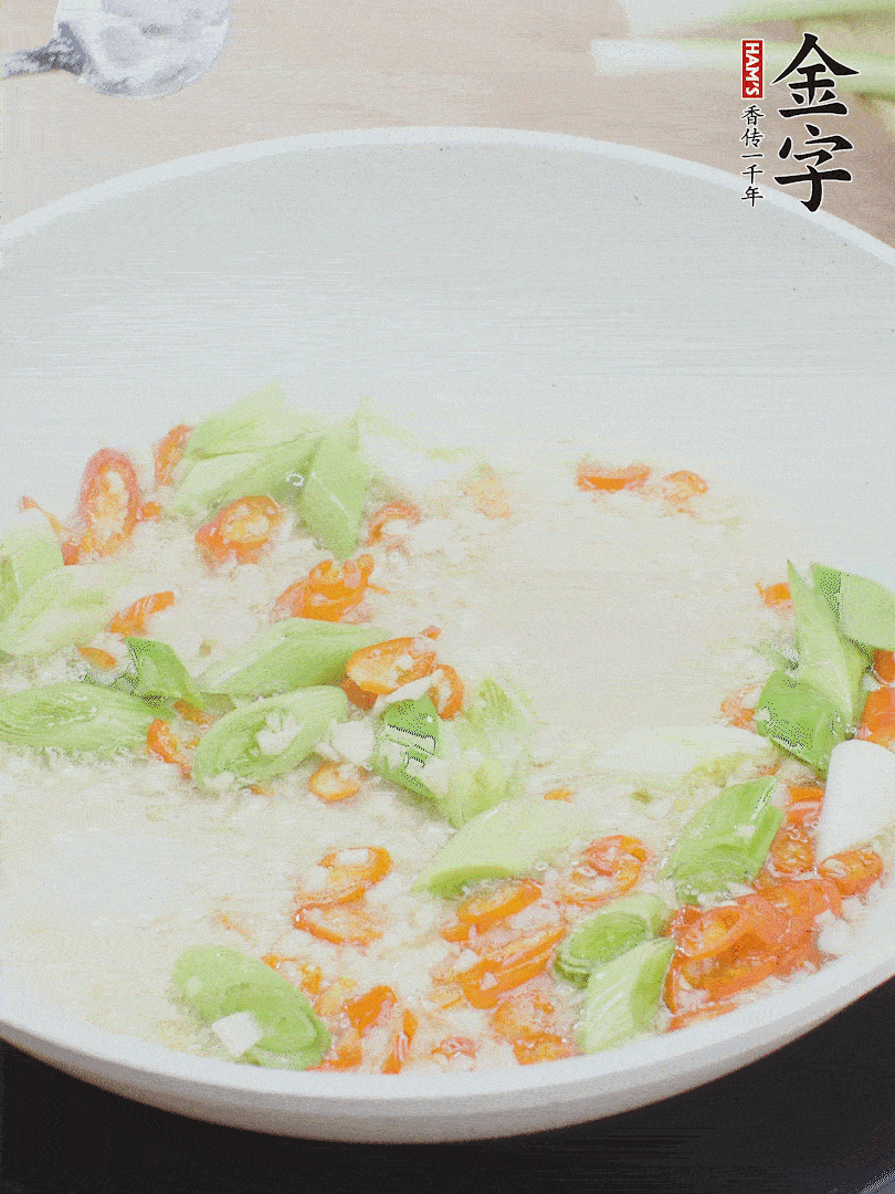 油5成熱時，下蒜末、辣椒、蒜白煸炒。