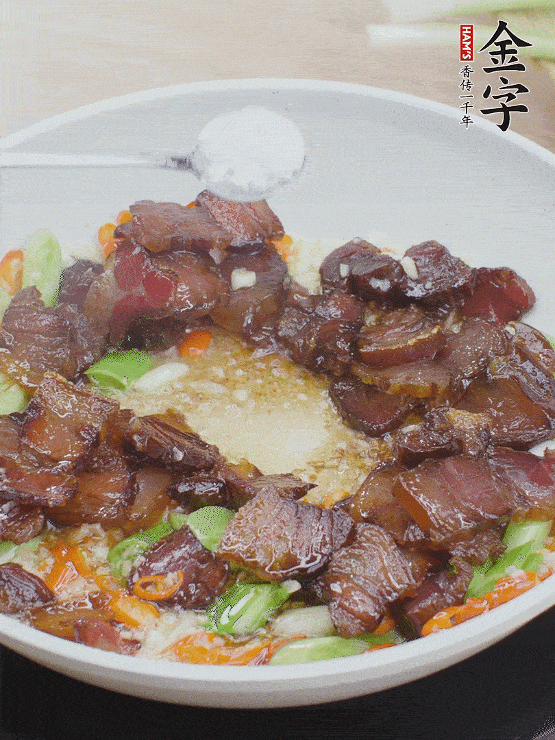 下醬油肉，一點生抽、白糖調(diào)味。