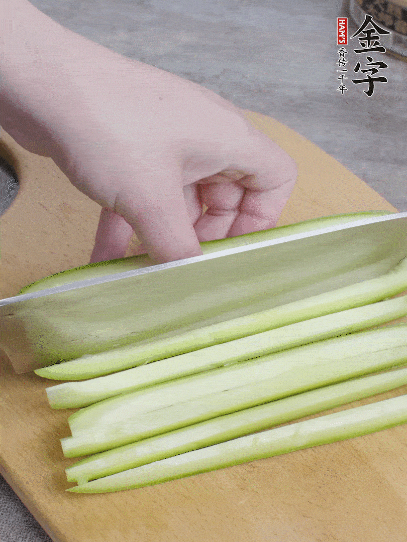 西葫蘆對(duì)半切，去瓤切條。