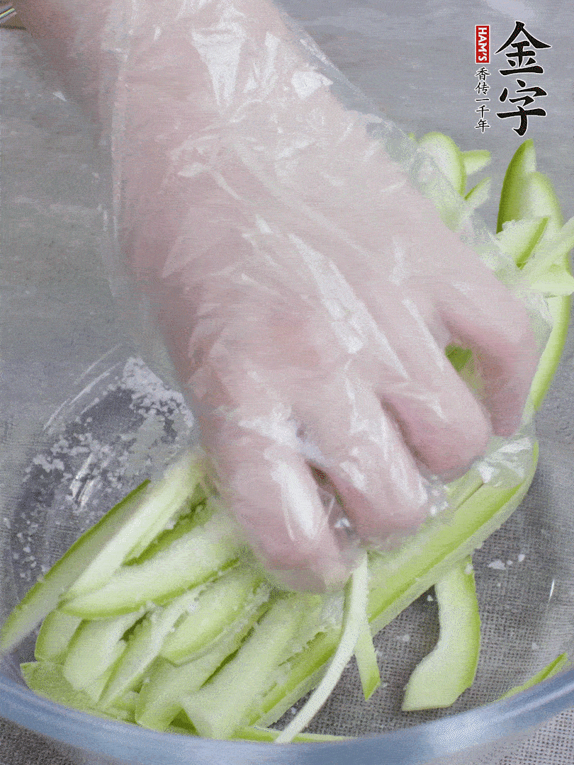 加鹽腌制15分鐘，清洗后擠干水份。