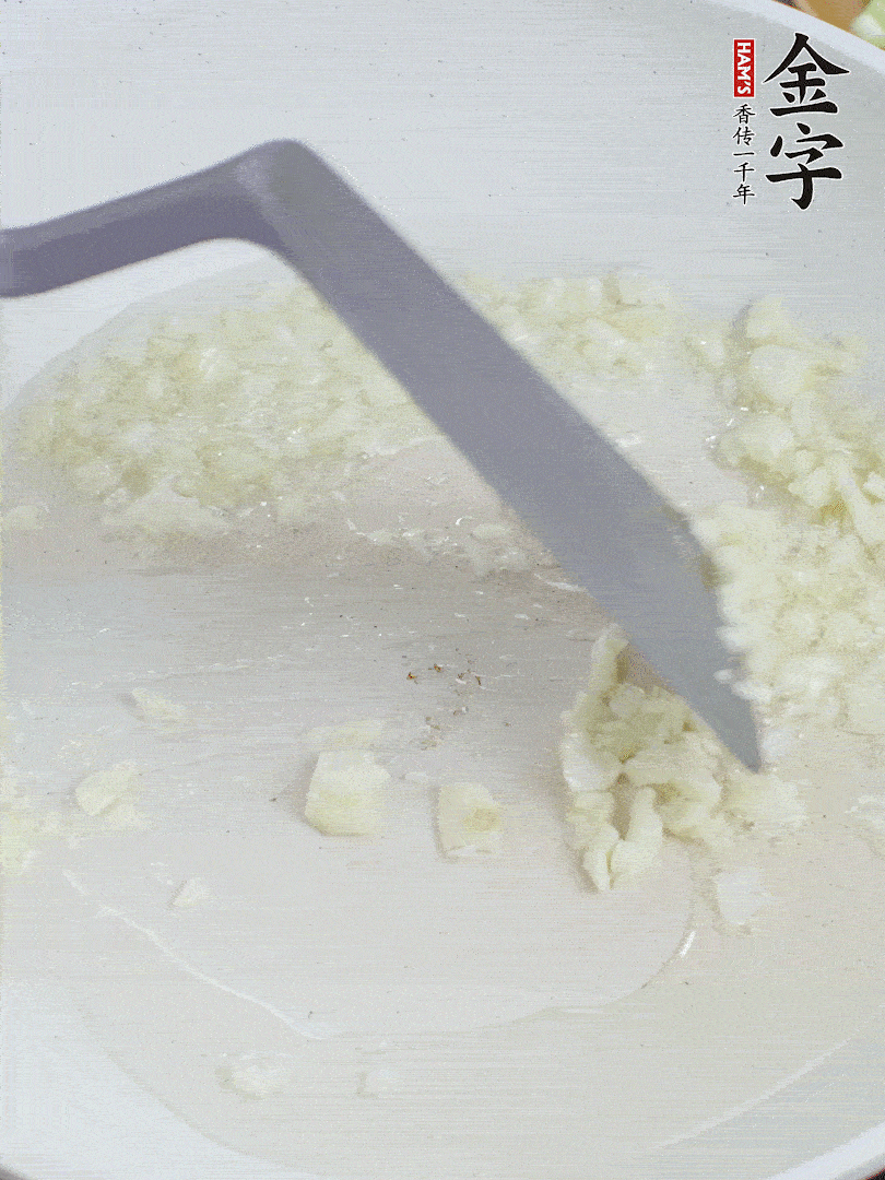 冷鍋熱油，下大蒜煎至兩面微黃。