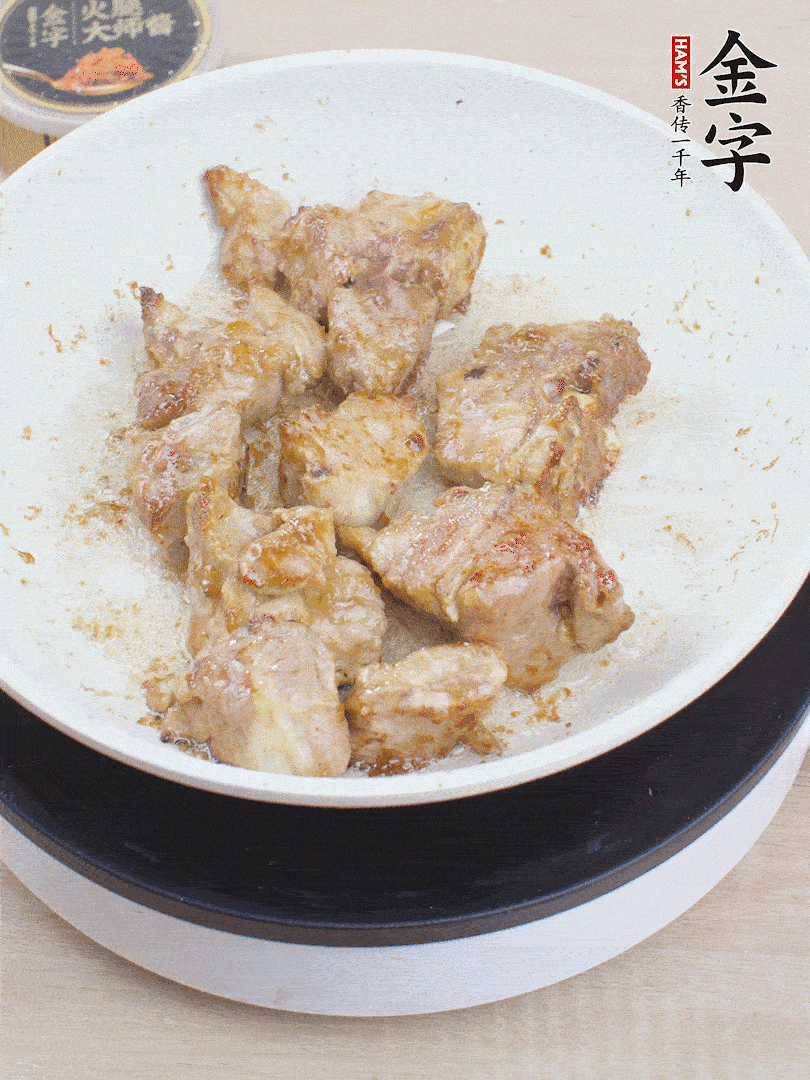 油4成熱，下小排煎炒至邊緣微微發(fā)焦。