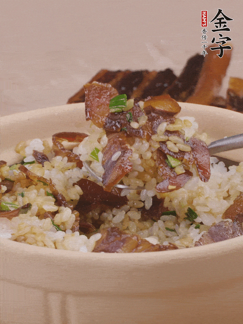 揭蓋后撒點蔥花裝飾，趁熱拌勻。