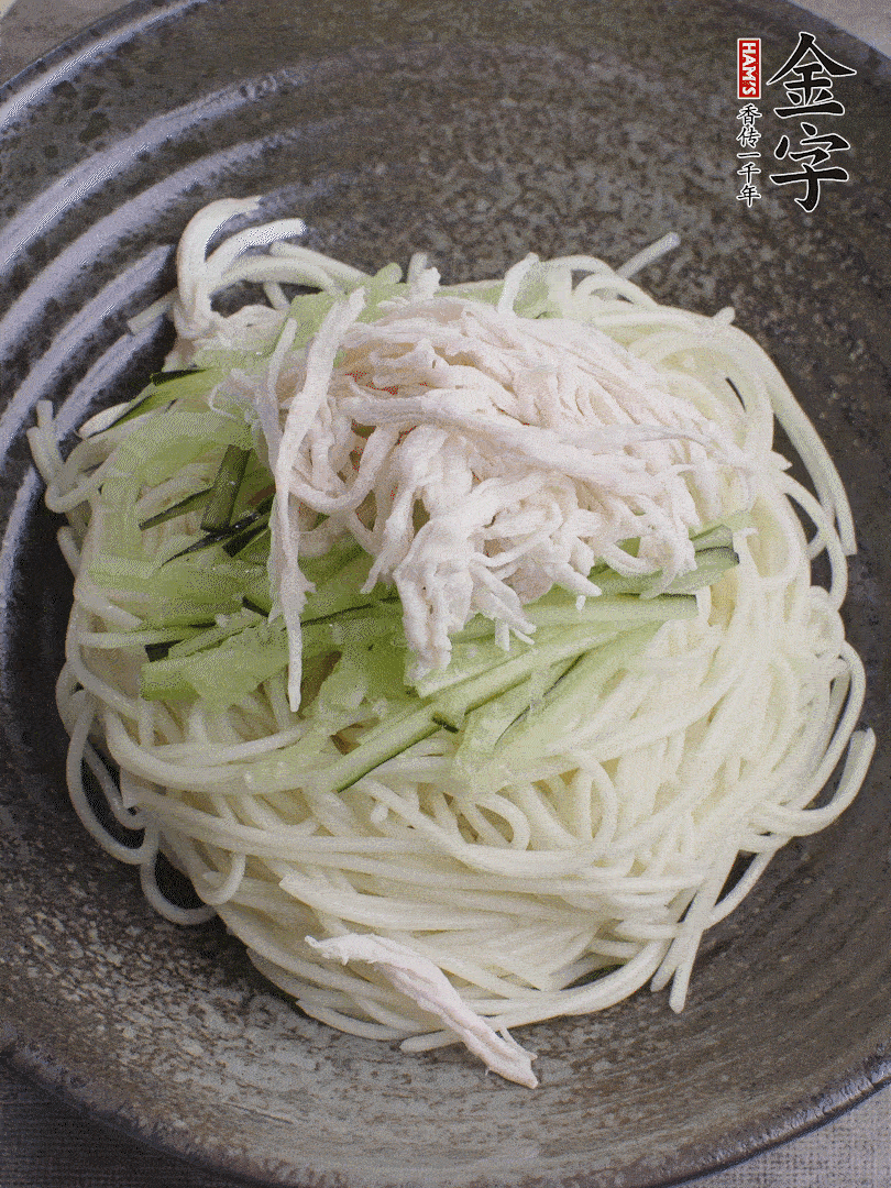 堿水面（熟）倒入大碗中，鋪上黃瓜絲、雞絲。