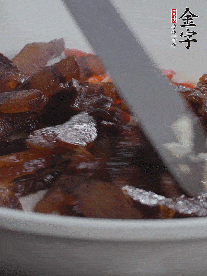 下醬油肉，煸出油脂。