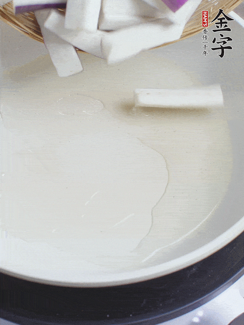 杭茄洗凈去蒂，縱向剖成4份，切成長10cm左右的段。白洋蔥切絲。口蘑洗凈去掉柄。紅椒切菱形片。