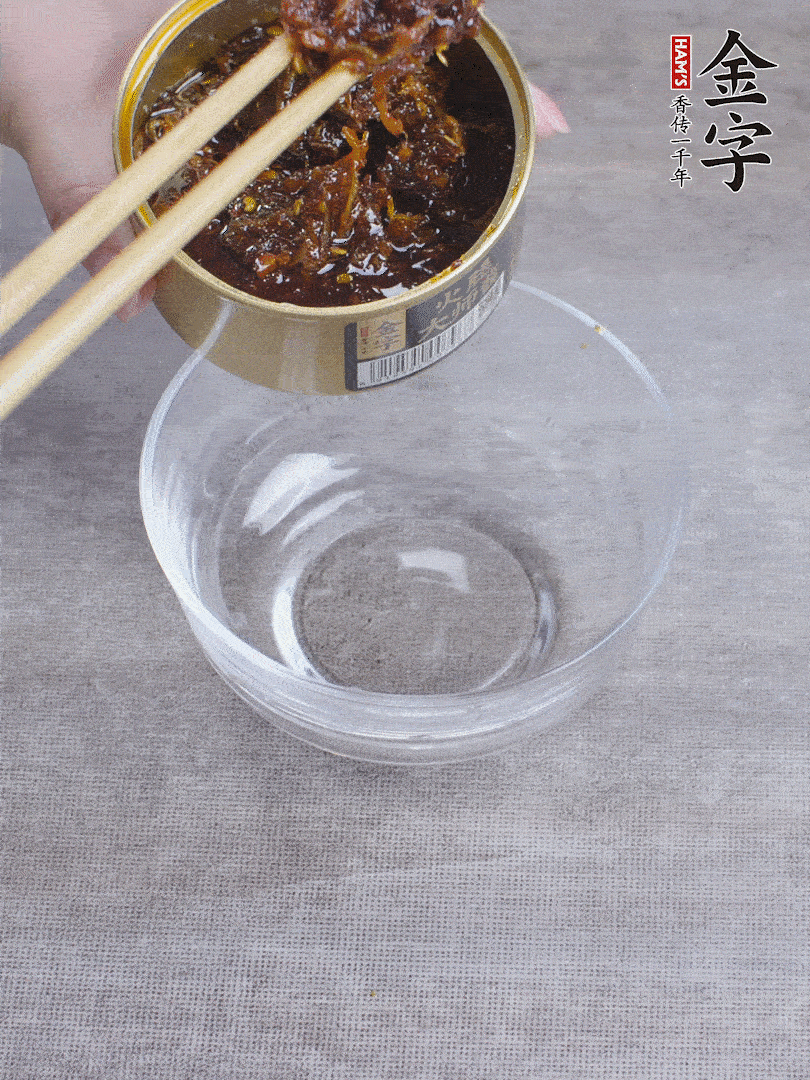 金字火腿大師醬2勺、醬油1勺、白砂糖1/2勺調(diào)勻。