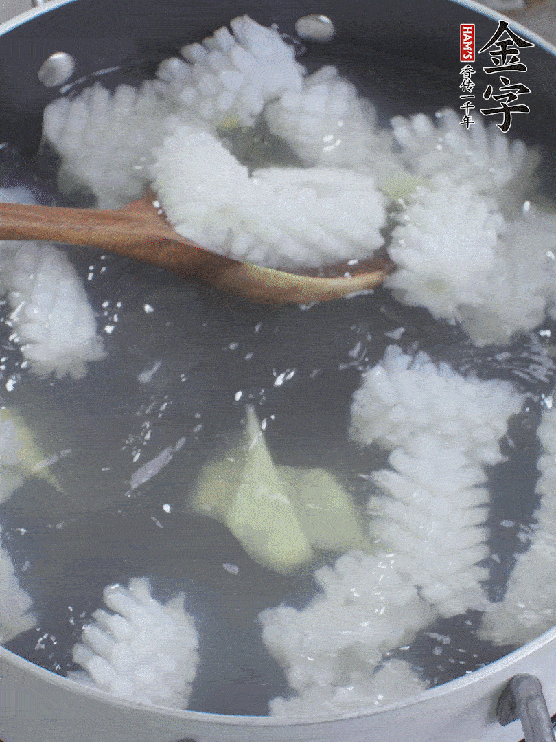 魷魚解凍后，加姜片、料酒汆燙30秒。