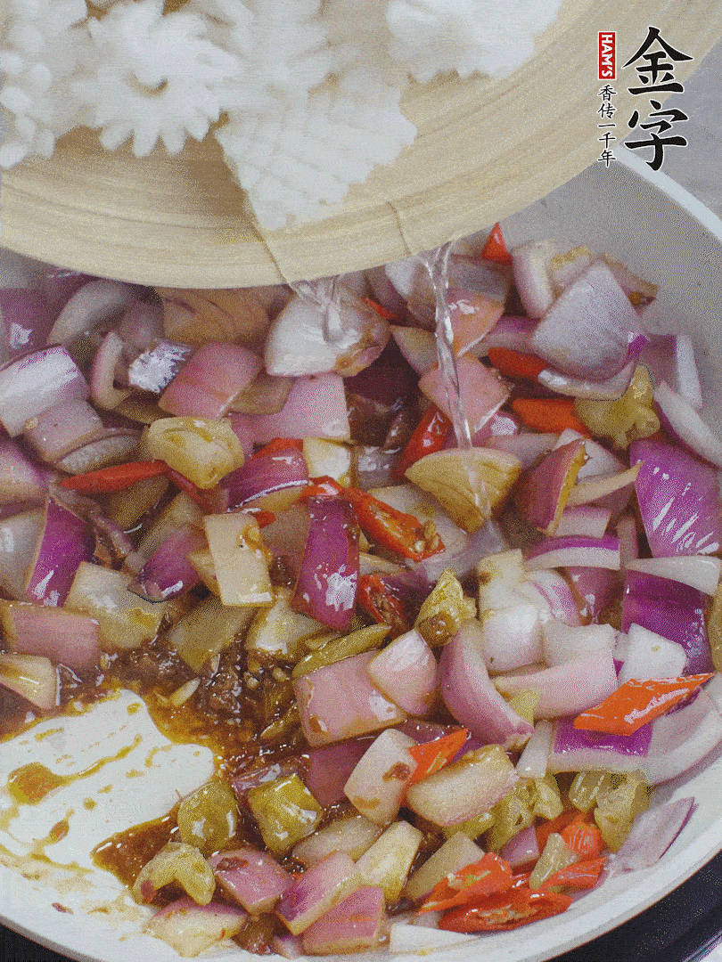 下魷魚花，2勺料酒炒勻。