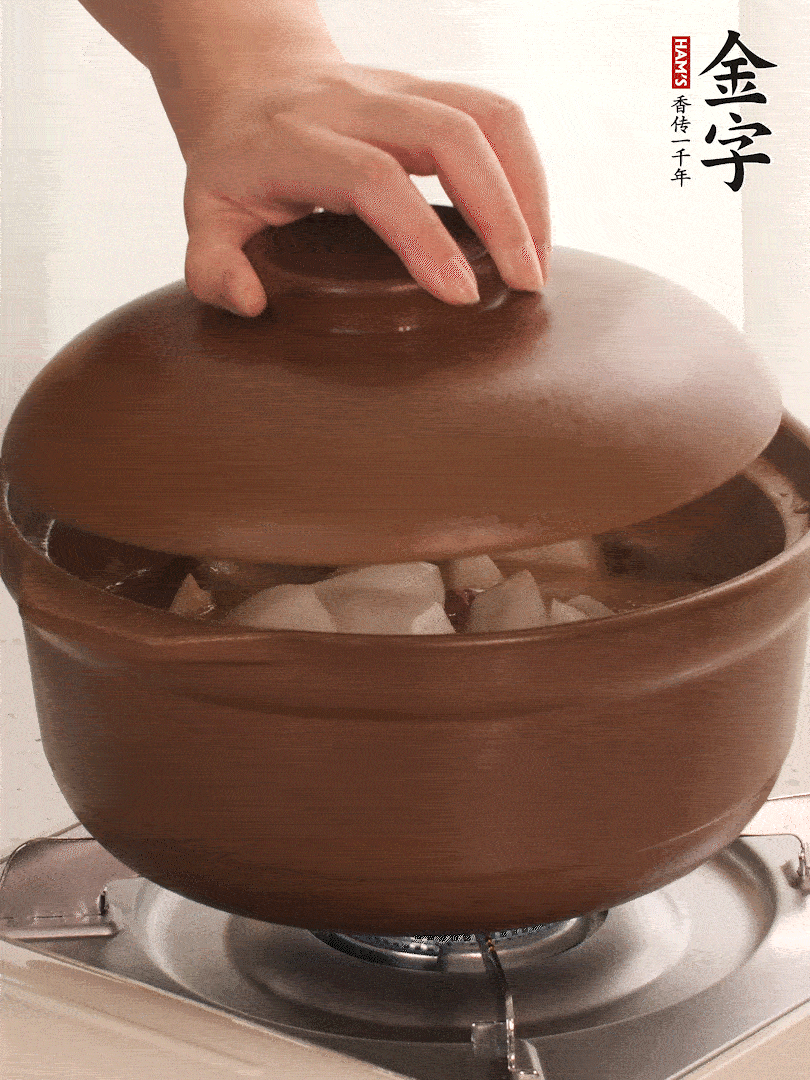倒沒過食材的熱水，大火燒開。蓋上蓋子轉中小火，燉15-20分鐘。等蘿卜煮到喜歡的軟爛度就可以關火。