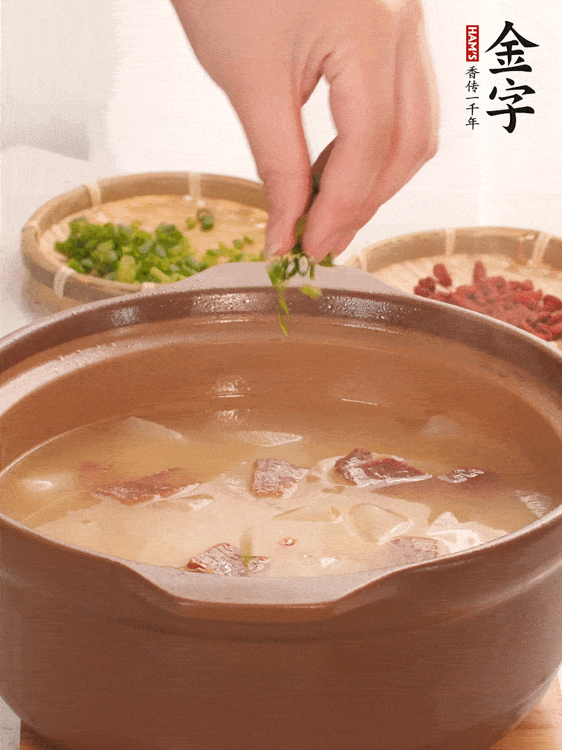 最后點綴點小蔥花、枸杞，增色提味。