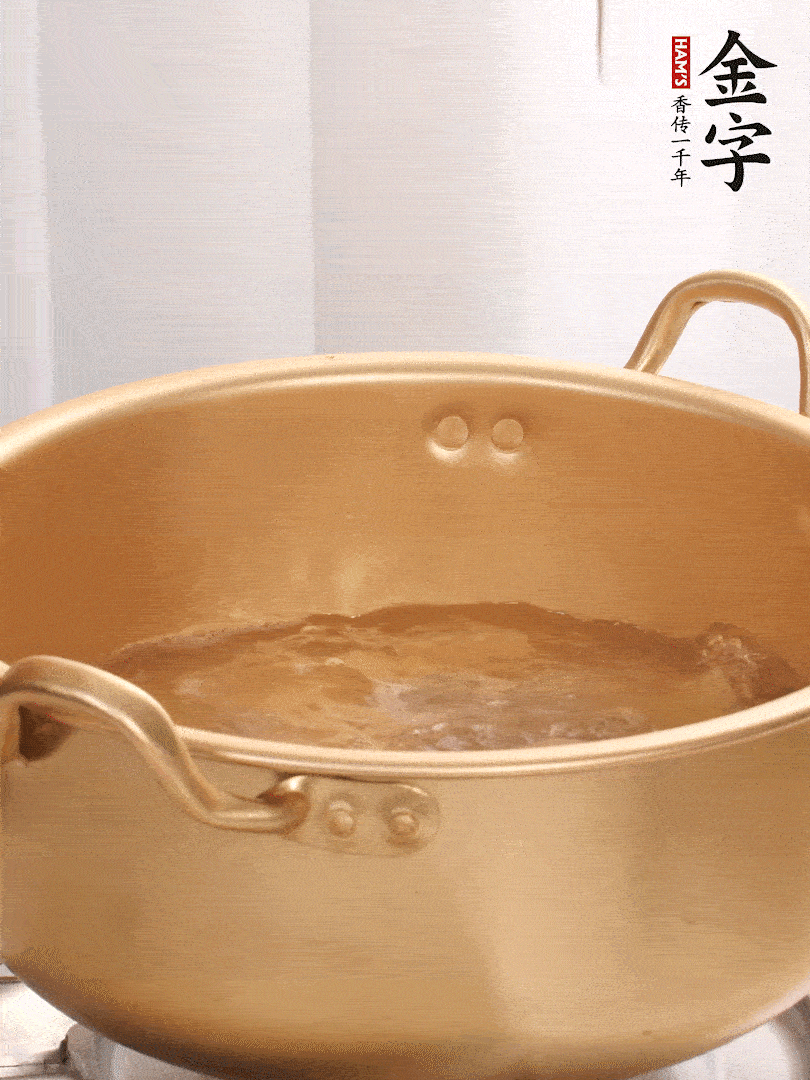排骨加姜片、料酒，冷水下鍋焯水，撇去浮沫。
