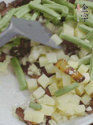 下蒜末、豆角、土豆塊翻炒。