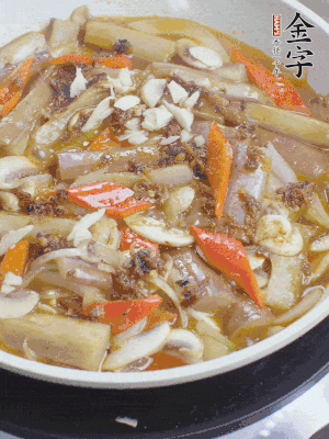 撒蒜末、香菜末。