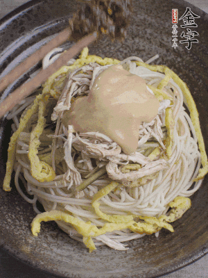 生抽1勺、醋1勺、芝麻醬1勺、金字火腿大師醬1勺。
