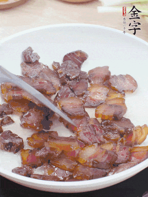 熱鍋少油，醬油肉煸出油脂，盛出。