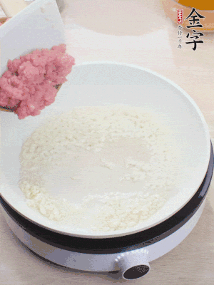 下火腿片、筍干均勻翻炒后，加2勺料酒、適量清水。