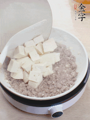 蓋蓋燉煮20分鐘后，加腐皮，撒一點枸杞。