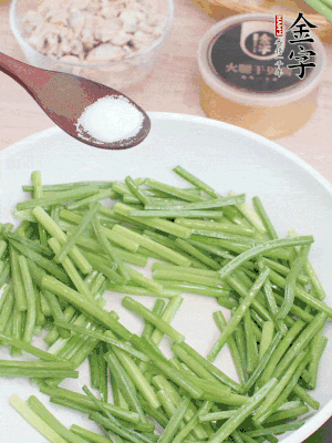 起鍋熱油，下韭菜苔炒至變色。加少許鹽。