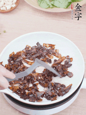起鍋熱油，煸香醬油肉，撥拉到一邊。