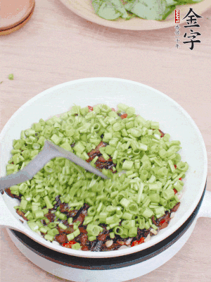 下菜梗翻炒，混合醬油肉。