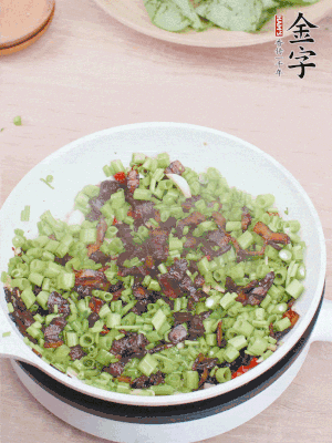 1勺生抽、1勺蠔油、1點(diǎn)點(diǎn)白糖調(diào)味。