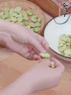 蠶豆剝殼，去掉豆衣，切碎。