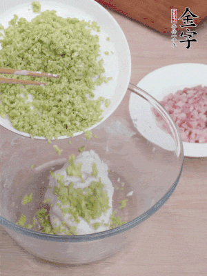 糯米粉邊揉邊加水，成團(tuán)后揉進(jìn)蠶豆、咸肉。