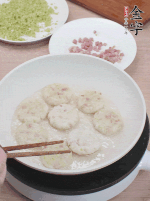 鍋中涼油，慢煎至兩面有脆殼。（油可以多一點(diǎn)）