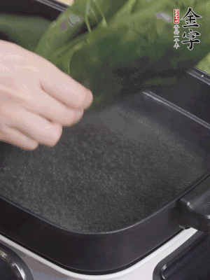 粽葉入沸水煮1分鐘，翻面再煮1分鐘，清洗干凈加水浸泡。