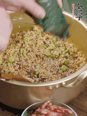 再附一張粽子，一齊向后折疊，線繩捆綁。