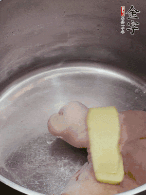 撈出洗凈后，加蔥姜、黃酒二遍焯水。