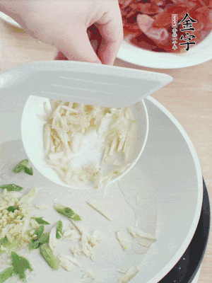 油4成熱，下蔥姜蒜、干辣椒、花椒煸出香味。