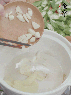 砂煲熱油，姜蒜、辣椒煸香。