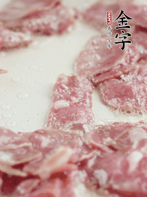 炒鍋熱油，下培根火腿煸炒。