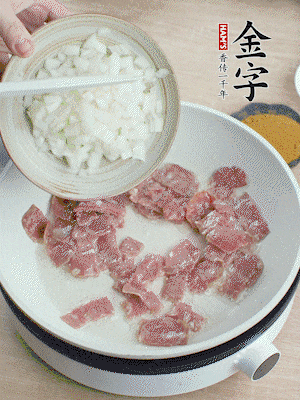 依次下洋蔥、紅菜椒、豌豆粒、玉米粒翻炒均勻。
