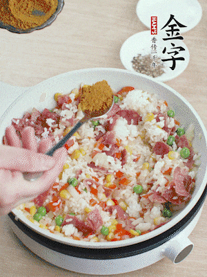 1勺咖喱粉、1/2勺鹽，少許黑胡椒碎炒均。