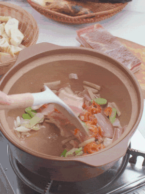 砂鍋中倒入油，放入姜片、蔥段、咸肉、海米炒出香味。