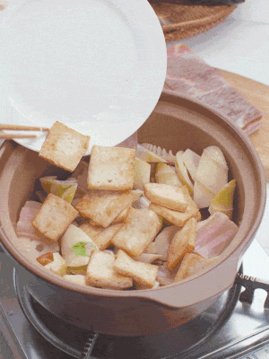 依次下春筍、豆腐，開(kāi)水沒(méi)過(guò)食材。