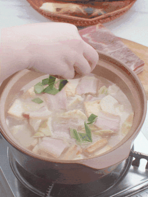 一小撮鹽、糖、雞精調(diào)味，最后撒點(diǎn)蒜葉點(diǎn)綴。