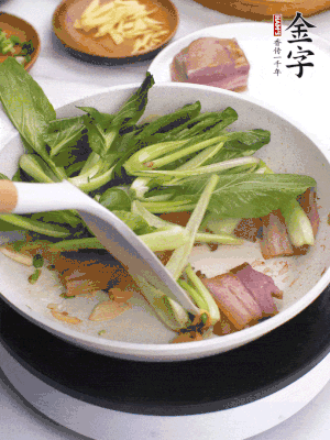 下小青菜翻炒，菜梆子變軟時，撒一點鹽、雞精調(diào)味。