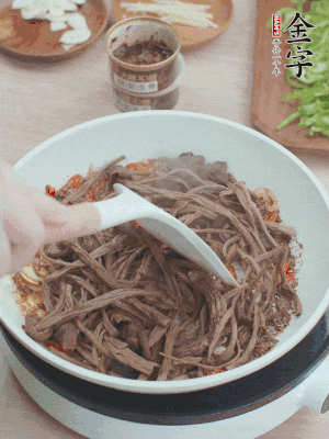 下茶樹(shù)菇煸炒4分鐘。