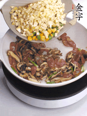 鍋里熱油，爆香蔥白，下香腸片炒至微微出油，加時(shí)蔬粒、香菇粒、春筍粒翻炒均勻。