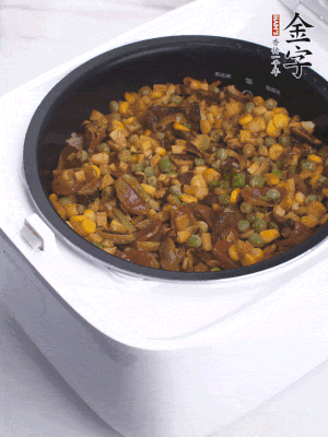 電飯煲按煮飯鍵，出鍋撒蔥花。