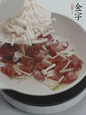 放白玉菇、青紅辣椒、雞蛋。