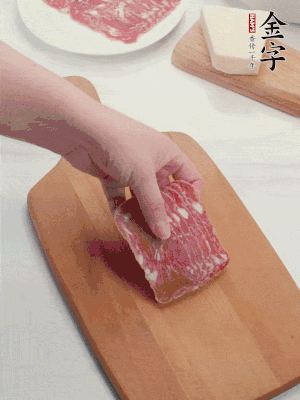 金字培根火腿改刀切小片；白洋蔥切??；新鮮豌豆剝殼。