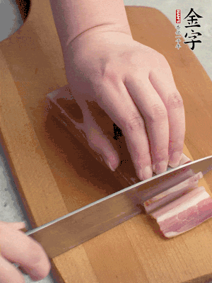 百合切去頭尾，分開(kāi)洗凈;咸肉切薄片。