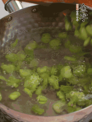 鍋中水沸，放一撮鹽，下蠶豆豆瓣焯3分鐘，下百合，3秒撈出，一起撈出瀝水。