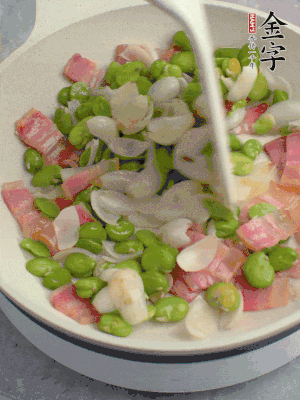 放蠶豆豆瓣、百合炒勻。